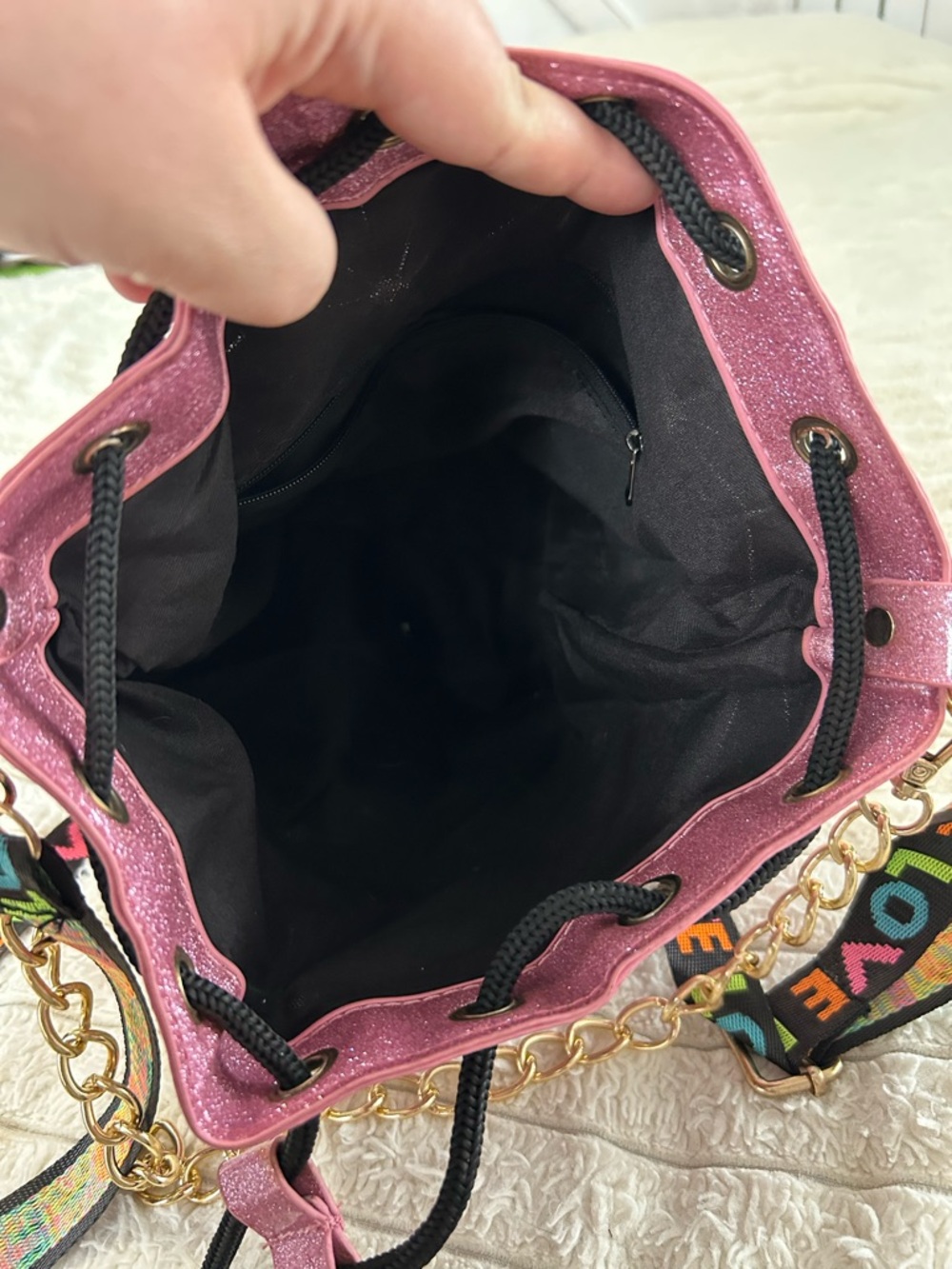 Pink Geometric Drawstring Bucket Bag with Gold Chain - Picture 5 of 11